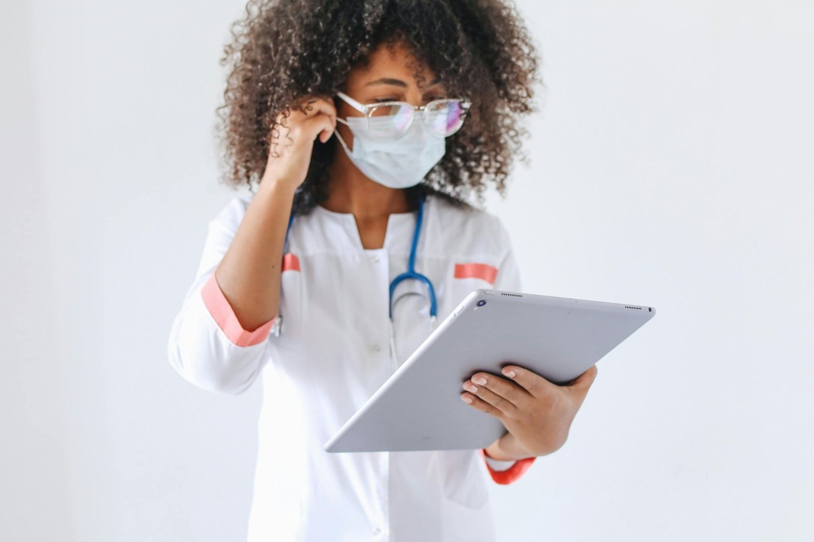 Médecin utilisant Clinovus AI